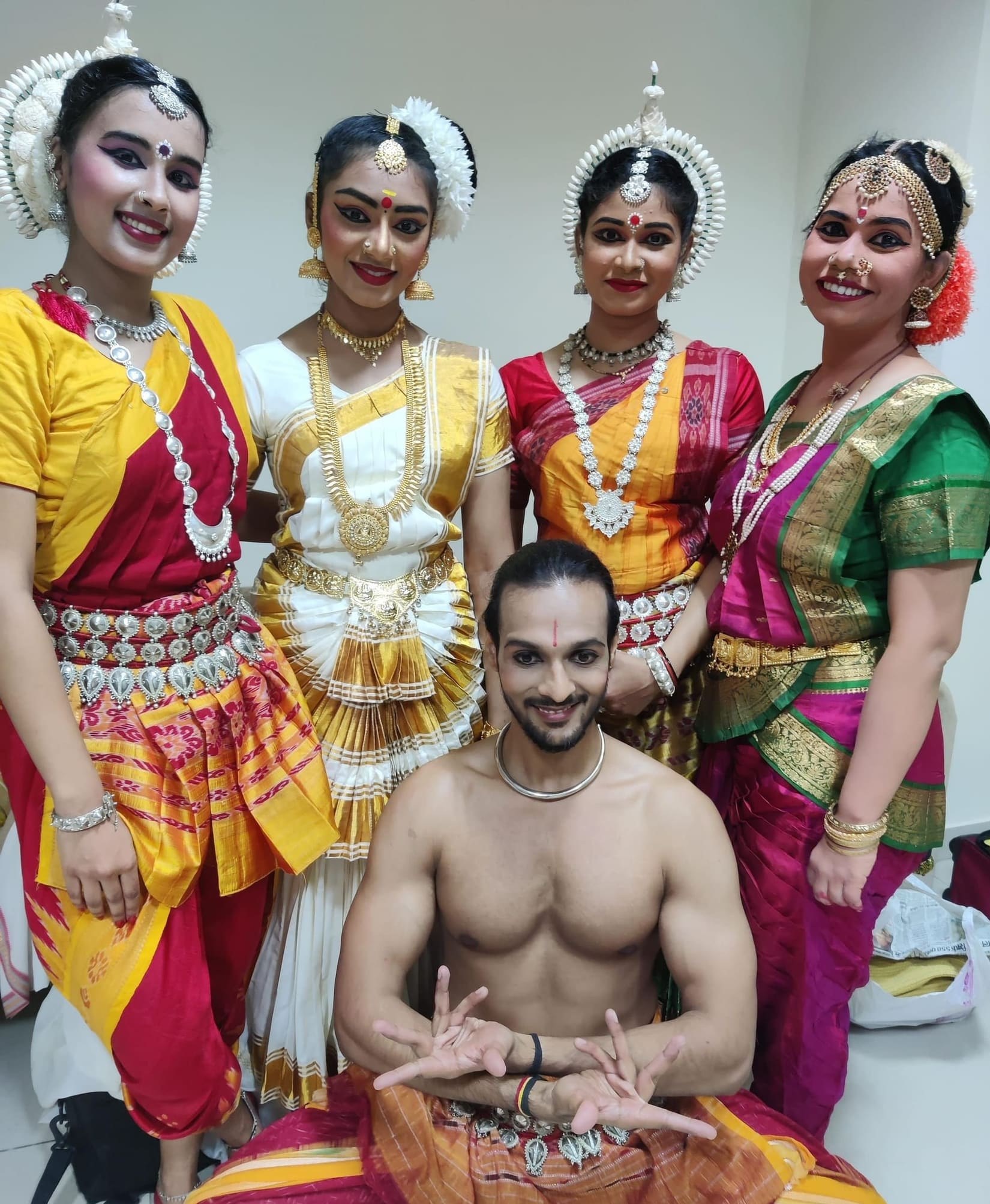 Nrutyatrupti dancers and guru together backstage — July 2022