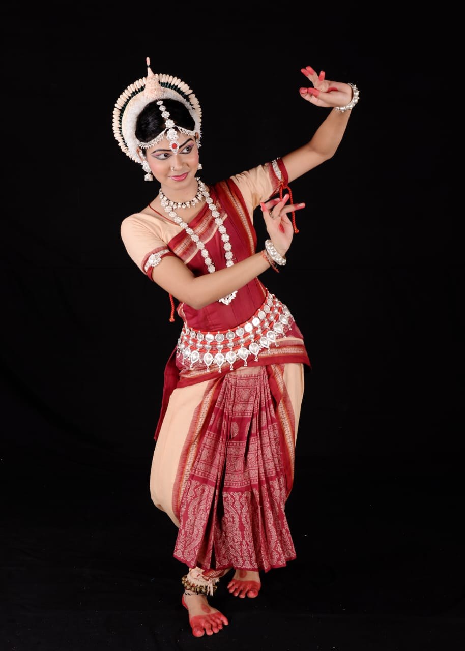 Solo Odissi dancer in dynamic pose on stage — Nrutyatrupti